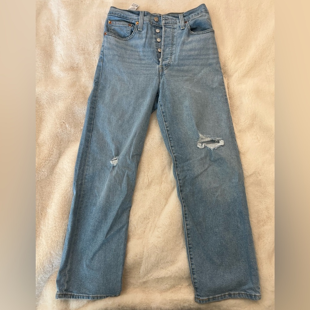 NWOT Levi’s Ribcage Straight Classic Blue Distressed Jeans